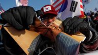 Foto Kim Jong Un Dirobek Saat Demo Anti Korut di Korsel