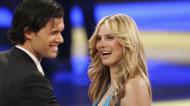 Heidi Klum bersama Michael Ballack ketika menjadi host undian Piala Dunia 2006.