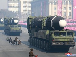 Kim Jong-un Pamer Rudal Antarbenua di Parade Militer