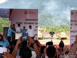 Tekan Bel, Jokowi Resmikan Proyek Tol Padang-Pekanbaru