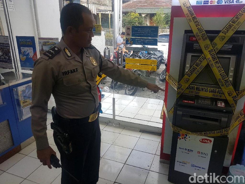 Pembobol ATM di Sukabumi Gondol Duit Rp 99 Juta Pembobol ATM di Sukabumi Gondol Duit Rp 99 Juta