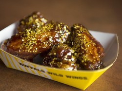 Wow! Restoran Ini Sajikan Ayam dengan Taburan Emas