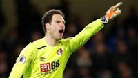 Kiper Bournemouth, Asmir Begovic, sudah membukukan sebanyak 76 penyelamatan. Untuk sementara, dia ada di posisi ke delapan penjaga gawang dengan jumlah save terbanyak. (Foto: John Sibley/Action Images via Reuters)