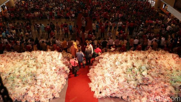 Ribuan Orang Antre untuk Terima Bingkisan Imlek