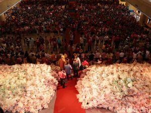 Ribuan Orang Antre untuk Terima Bingkisan Imlek