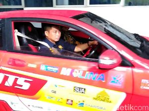 Menteri Jonan Jajal Mobil Listrik ITS