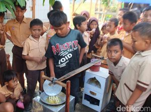 Tak Lagi Sekolah, Anak 13 Tahun di Brebes Ini Jualan Bakso Keliling
