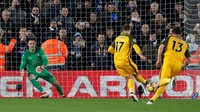 Dari delapan golnya musim ini, Glenn Murray sudah mencetak tiga penalti untuk Brighton and Hove Albion: vs West Ham (3-0), vs Liverpool (1-5), dan vs Southampton (1-1). (Foto: Matthew Childs/Reuters)