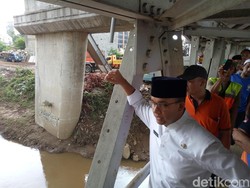 Anies Soal Relokasi Warga di Bantaran Sungai: Jangan Buru-buru