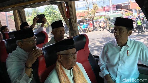 Foto: Saat Jokowi Naik Bus Bareng Ulama di Padang