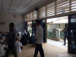 Anies Salat Jumat dan Tinjau Korban Banjir di Cililitan Jaktim