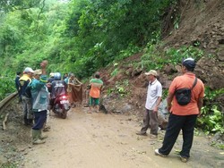 Hujan Deras, Tebing Setinggi 15 Meter di Mojokerto Longsor