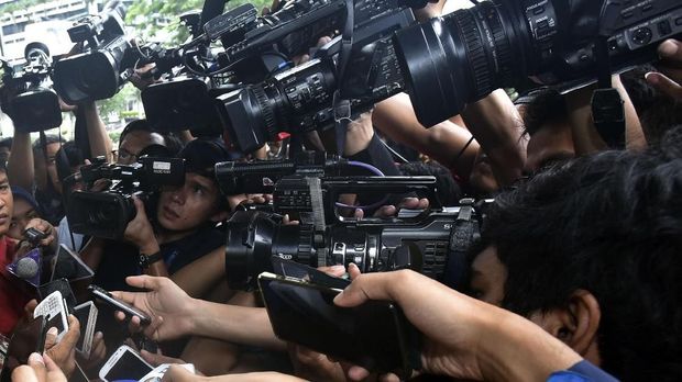 Dirut PLN Sofyan Basir (kiri) menjawab pertanyaan wartawan seusai melakukan pertemuan dengan KPK di gedung KPK Jakarta, Kamis (26/1). Kedatangan Dirut PLN itu untuk membahas rencana pengamanan proyek-proyek di PLN agar bebas dari korupsi dan gratifikasi. ANTARA FOTO/Wahyu Putro A/kye/17