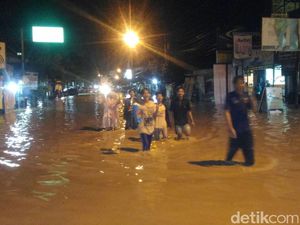 Jalur Kereta Api di Kaliwungu Terganggu Sampah dari Banjir