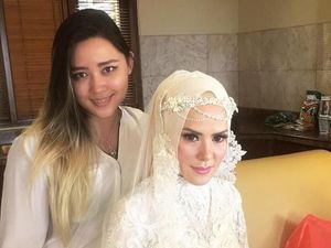 Anggunnya Gaun Pengantin Hijab Angel Lelga Saat Akad Nikah