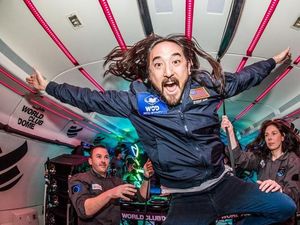 Klub Langit Gelar Pesta Tanpa Gravitasi Pertama di Bumi