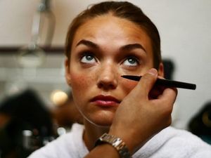YouTuber Coba Buat Bintik-bintik Wajah Pakai Henna, Malah Jadi Mirip Chucky YouTuber Coba Buat Bintik-bintik Wajah Pakai Henna, Malah Jadi Mirip Chucky