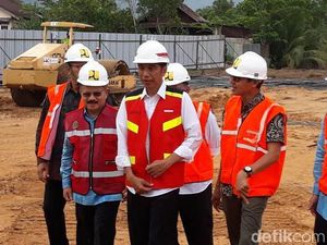 Di Kaki Bukit, Jokowi Resmikan Proyek Tol Padang-Pekanbaru