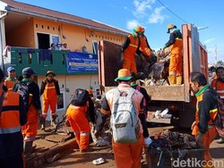 Petugas Keluhkan Ada Warga Kp Pulo Buang Sampah Sisa Banjir ke Kali