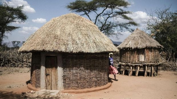 Cheploke Loin Paulina, a member of anti-female genital mutilation (FGM) women group PERUR walks her house in Alakas village, bordering with Kenya, northeast Uganda on January 31, 2018.The UN estimates that over 200 million girls and women have experienced FGM which is a life-threatening procedure that involves the partial or total removal of a woman's external genitalia. February 6, 2018, marks the 6th International Day of Zero Tolerance for FGM. / AFP PHOTO / Yasuyoshi CHIBA