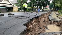 Foto: Waspada! Ruas Jalan di Pangkep Sulsel Longsor
