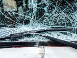 Bawa Mobil Masuk Jurang, Seorang Pria Coba Bunuh Diri Ajak 2 Putrinya