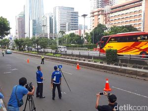 Polisi Olah TKP Tabrak Lari SUV yang Tewaskan Produser RTV