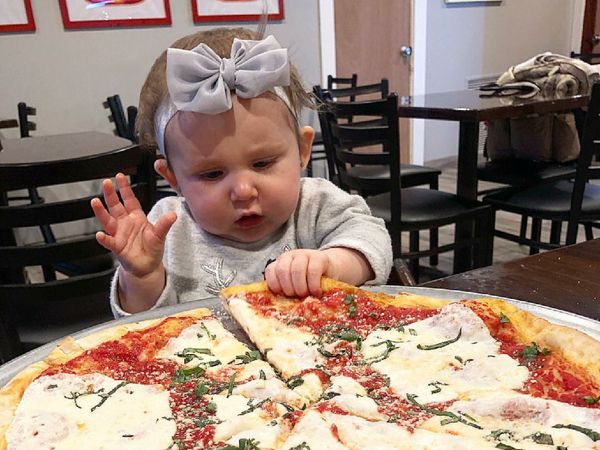 Ekspresi Menggemaskan Bayi Saat Foto Bareng Makanan Berlimpah