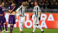 Terjadi kontroversi di babak pertama ketika wasit memberikan hadiah penalti kepada Fiorentina, tapi kemudian menganulir keputusannya sendiri. Padahal, Jordan Veretout sudah bersiap mengeksekusi penalti itu. Foto: Gabriele Maltinti/Getty Images
