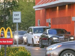 Kim dan Khloe Kardashian Terciduk Ngantre Pakai Rolls-Royce di McD