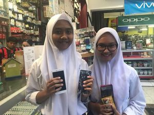 HP-nya Terlindas Mobil Presiden, Dini Dapat HP Baru dari Jokowi