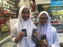 HP-nya Terlindas Mobil Presiden, Dini Dapat HP Baru dari Jokowi