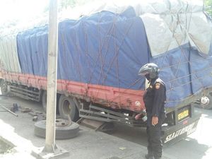 Tertimpa Truk Amblas, Seorang Mekanik Meninggal Tertimpa Truk Amblas, Seorang Mekanik Meninggal