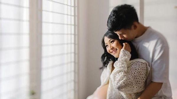 Mesranya Rinni Wulandari Saat Maternity Shoot dengan Jevin Julian