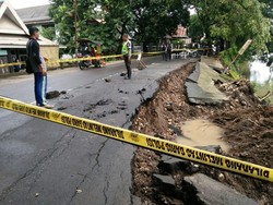Cuaca Ekstrem, Ruas Jalan di Pangkep Sulsel Longsor