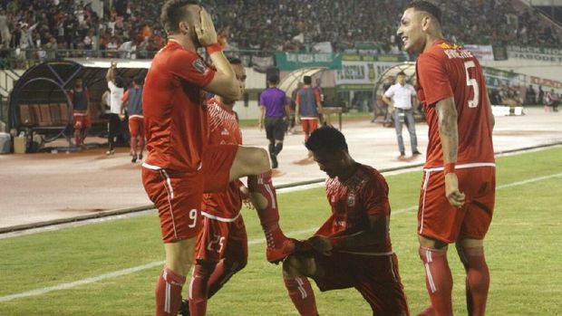 Para pemain Persija merayakan gol Marko Simic ke gawang PSMS.