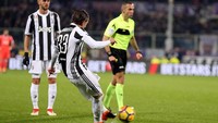 Bernardeschi memecahkan kebuntuan pada menit ke-56. Tendangan bebasnya bersarang di gawang Fiorentina. Foto: Gabriele Maltinti/Getty Images