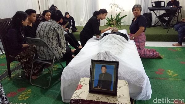 Air Mata di Rumah Duka Advent Bangun, Maternity Shoot Rinni Wulandari