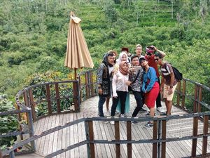 Ups, 21% Orang Indonesia Ngurusin Liburan Saat Sedang Kerja