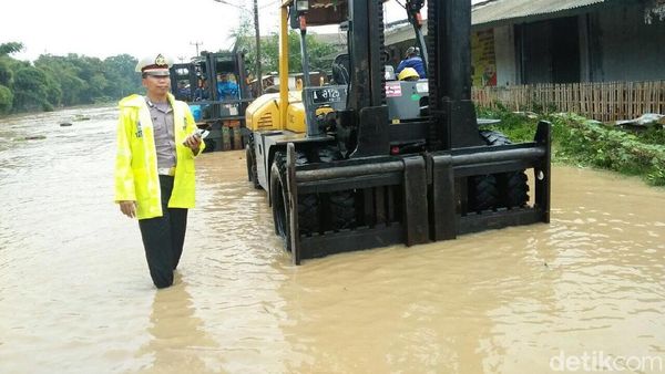 Foto: Jalur Cilegon-Anyer Putus karena Banjir