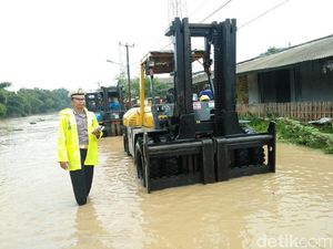 Diterjang Banjir, Jalur Cilegon-Anyer Ditutup