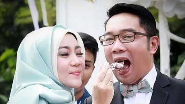 Begini Gaya Ridwan Kamil Saat Mencicipi Makanan Enak