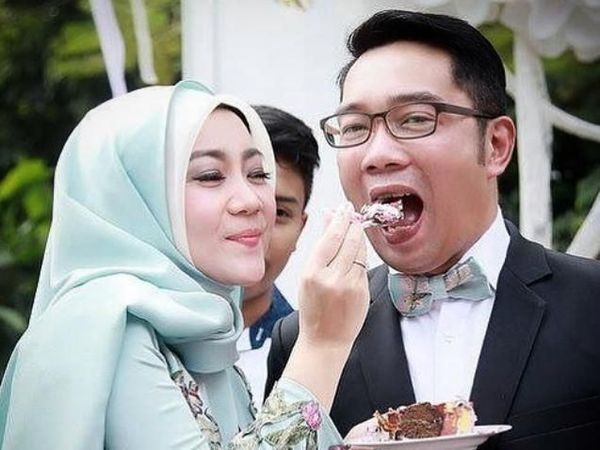 Begini Gaya Ridwan Kamil Saat Mencicipi Makanan Enak