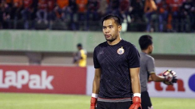 Andritany Ardhiyasa berhasil mementahkan tembakan keras Legimin raharjo.