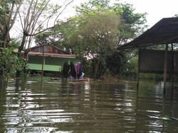 Terjebak Banjir, 150 Santri Putri Tetap Bertahan di Asrama