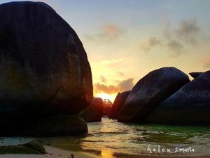 Terpesona Senja di Pantai Tanjung Tinggi, Belitung