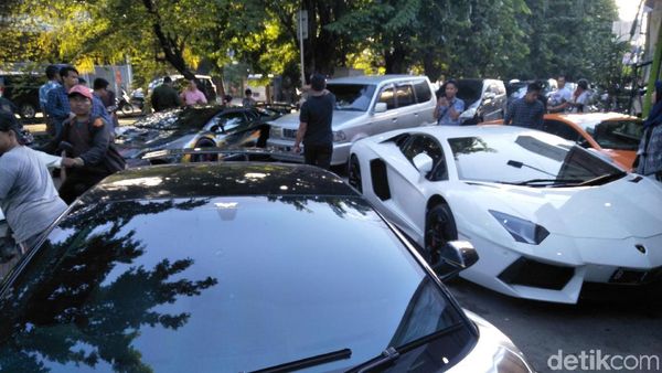 Ketika Hotman Paris, Raffi Ahmad dan Pencinta Lamborghini Ngopi Bareng