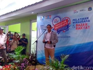 Hadiri Bazar OK OCE, Sandi Berpantun hingga Pimpin Yel-yel