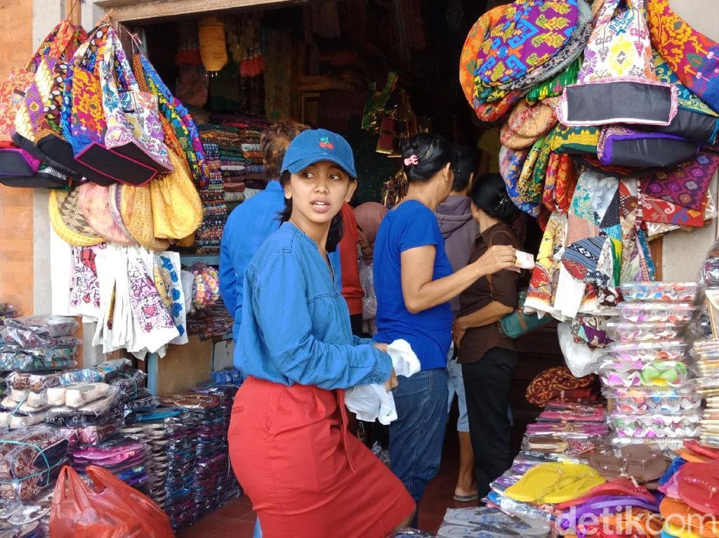Turis India Paling Ngotot Tawar Harga di Pasar Sukawati