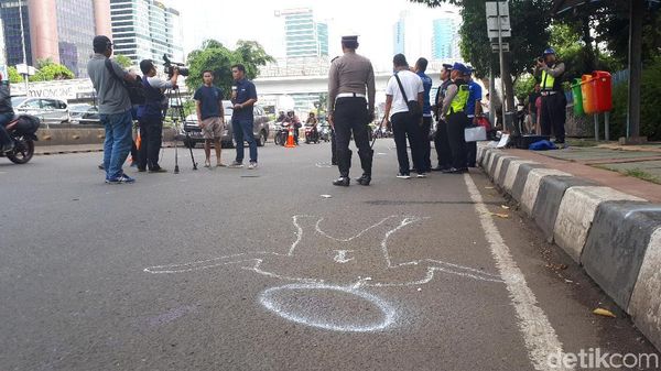 Foto: Begini Olah TKP Tabrak Lari SUV yang Tewaskan Produser RTV